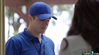 Anal Lover MILF Wife Pristine Edge Giving Tip To A Surprised Delivery Guy