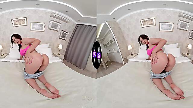 Teen Lola Bredly Flaunts Her Big Boobs In VR