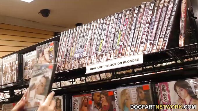 Anna Bell Peaks Gets Creampied At Gloryhole