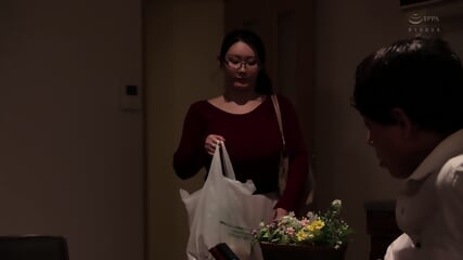 출근길에 늘 치한을 당하고 있는데… N컵 거유 아내 죠가사키 모모세는 동네 나쁜 남자들에게 계속해서 집단 범행을 당하고 있다