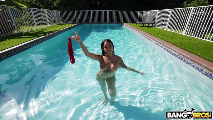 Sensual Blowjob In Swimming Pool!