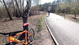 Blonde Cyclist Shows Peach Buddy To Her Partner And Fucks In Public Park