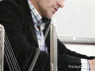 สวีทตี้พยายามเดินผ่านด้วยรอยยิ้มแต่ก็ไม่ได้ผล